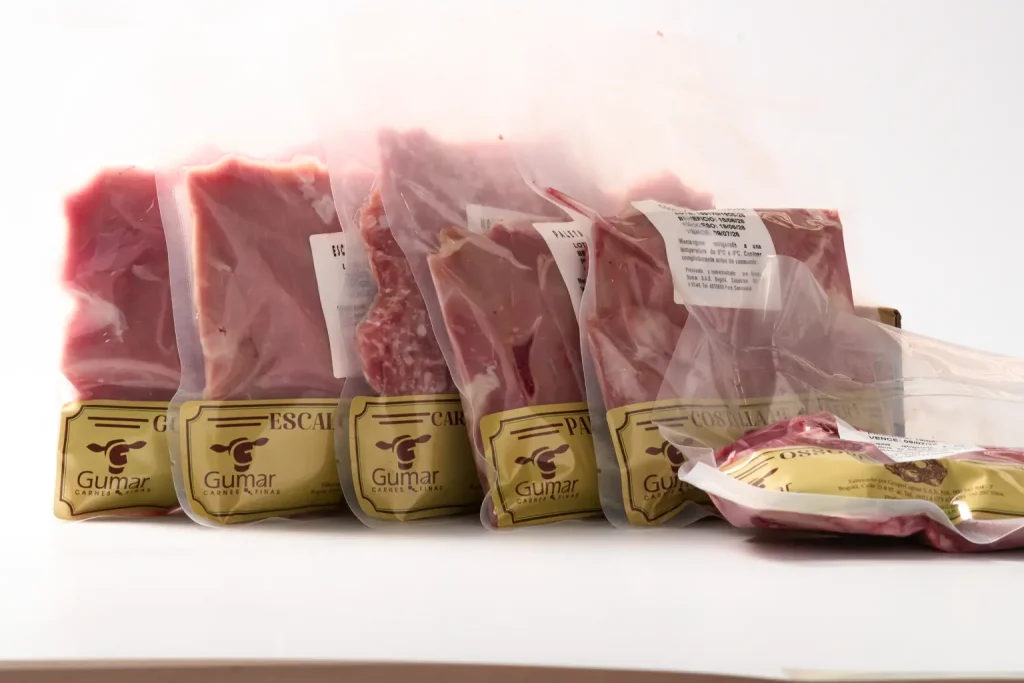 Entrega refrigerada de carne de ternera que revisar