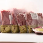 Entrega refrigerada de carne de ternera que revisar